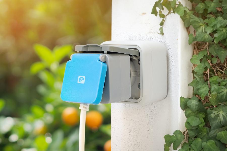 Ein Elektriker installiert eine wetterfeste Außensteckdose an der Hauswand im Gartenbereich.
Die fachgerechte Montage sorgt für eine sichere Stromversorgung im Außenbereich.