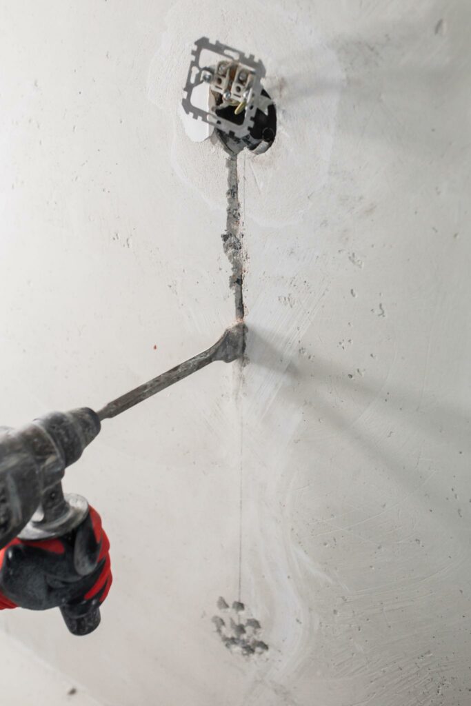 Ein Elektriker installiert eine neue Steckdose in der Wand einer Wohnung – sichtbare Kabel und Werkzeuge.
Das Nachrüsten einer Steckdose verursacht je nach Aufwand unterschiedliche Kosten für Material und Arbeit.